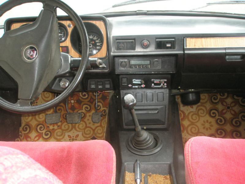 volga-2410-sedanas-1990-6.jpg